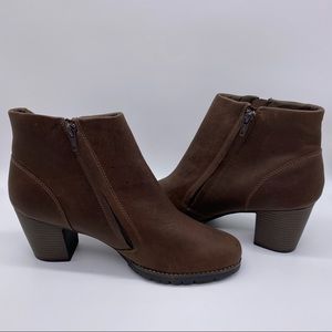 Clarks brown leather upper two zippers women’s boots size 11 M